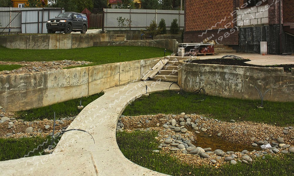 Проект участка - садовая дорожка - подпорные стенки и русло искусственного ручья